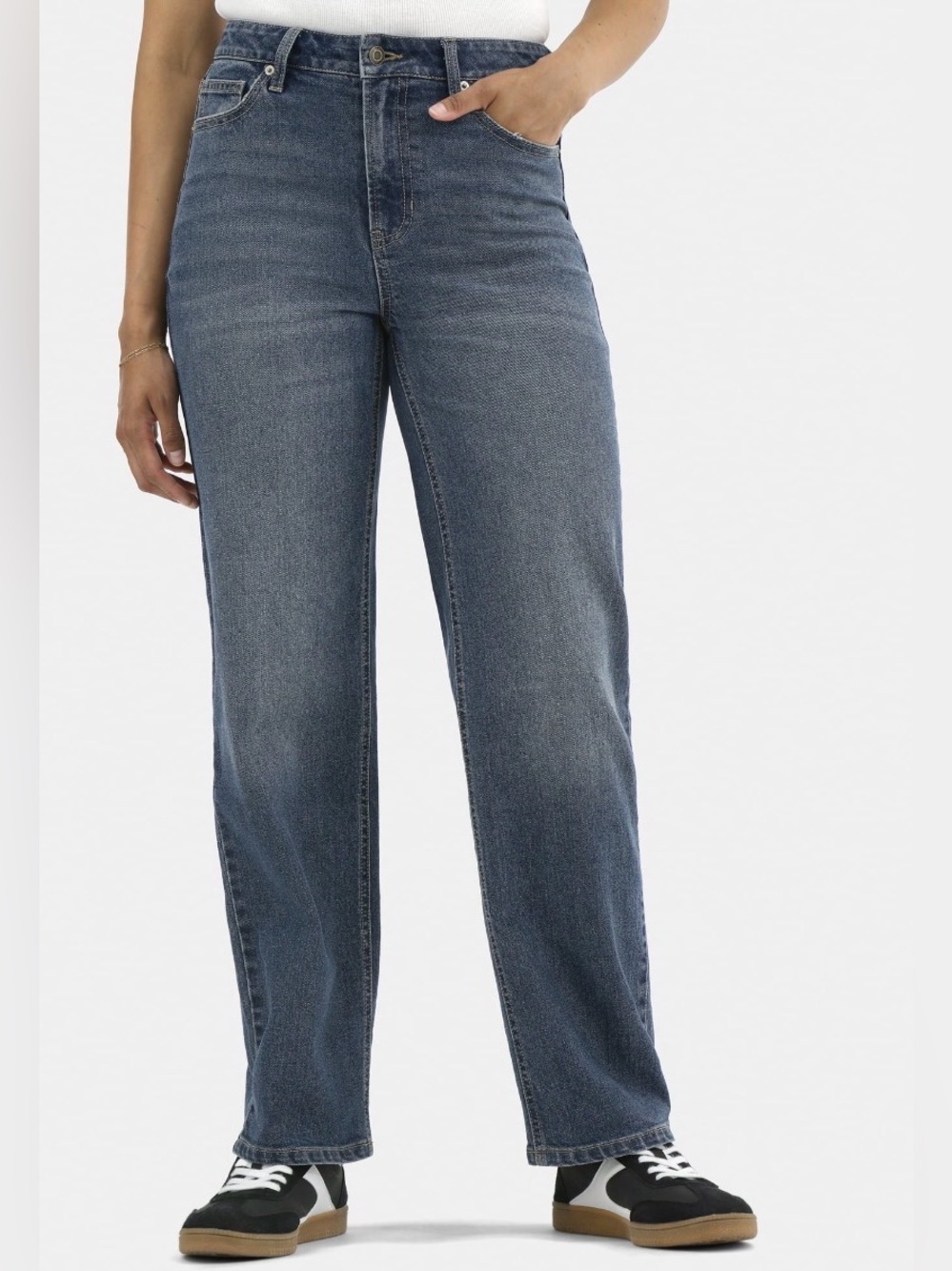*NWOT* No Boundaries Women's High-Rise Straight Leg Jeans in Medium Wash, Size 8